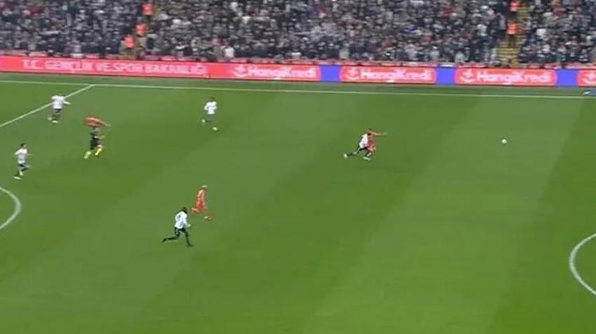 Beşiktaş-Alanyaspor maçında tartışmalı pozisyon! Yaşar Kemal Uğurlu'nun kararı damga vurdu: Kırmızı kart