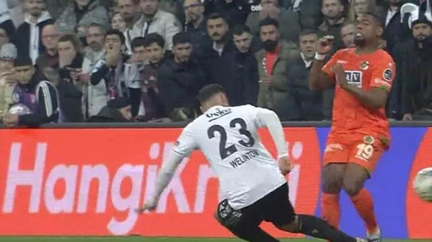 Beşiktaş-Alanyaspor maçında tartışmalı pozisyon! Yaşar Kemal Uğurlu'nun kararı damga vurdu: Kırmızı kart