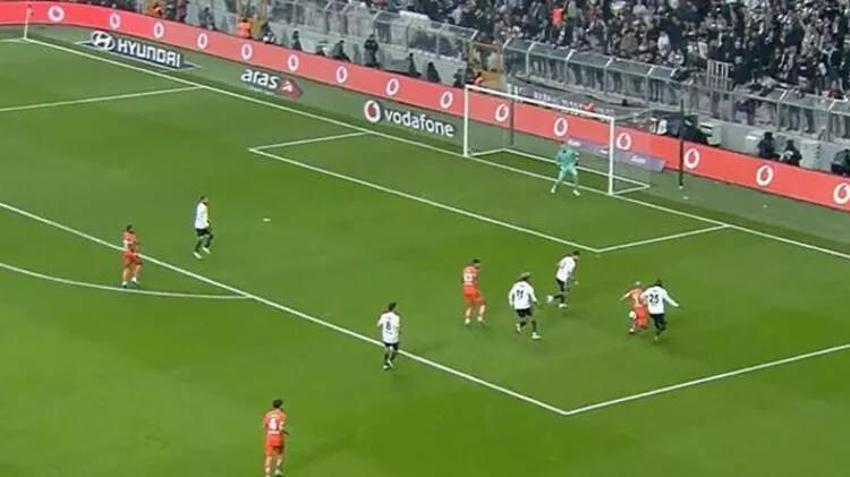 Beşiktaş-Alanyaspor maçında tartışmalı pozisyon! Yaşar Kemal Uğurlu'nun kararı damga vurdu: Kırmızı kart