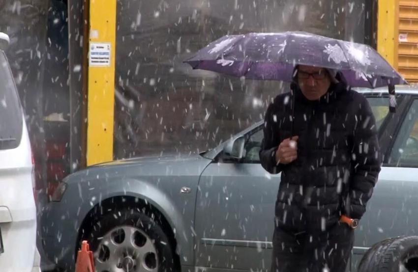 İstanbul'a lapa lapa kar yağdı! Meteoroloji son dakika açıkladı, kar dalgası geliyor, yeni tarih belli oldu