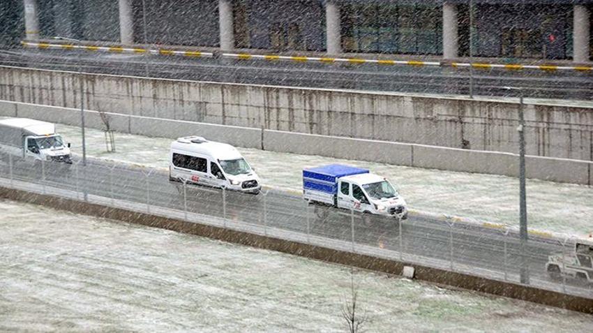 İstanbul'a lapa lapa kar yağdı! Meteoroloji son dakika açıkladı, kar dalgası geliyor, yeni tarih belli oldu