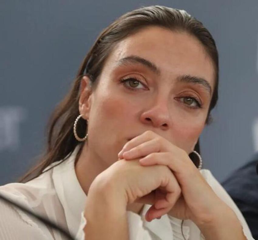 Merve Dizdar pozlarıyla dikkat çekti!