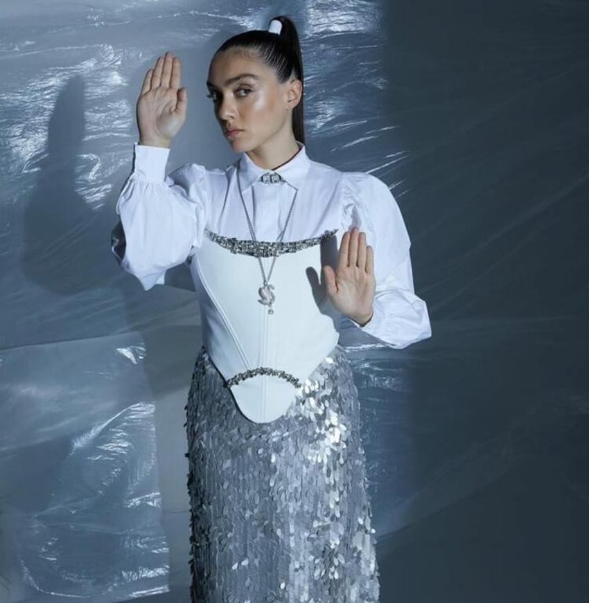 Merve Dizdar pozlarıyla dikkat çekti!