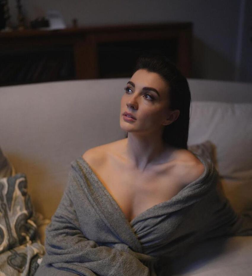 Burcu Özberk bornozlu pozlarıyla adından söz ettirdi! 'Bu güzellik halis midir?'