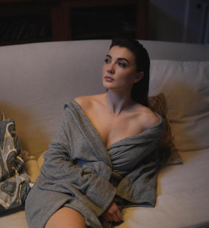 Burcu Özberk bornozlu pozlarıyla adından söz ettirdi! 'Bu güzellik halis midir?'
