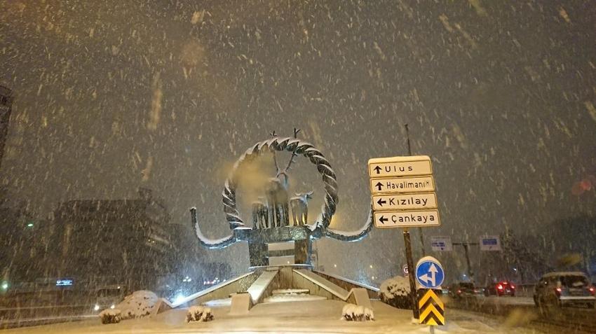 Ankara kar yağışına teslim oldu! Halay çekip kayak yaptılar
