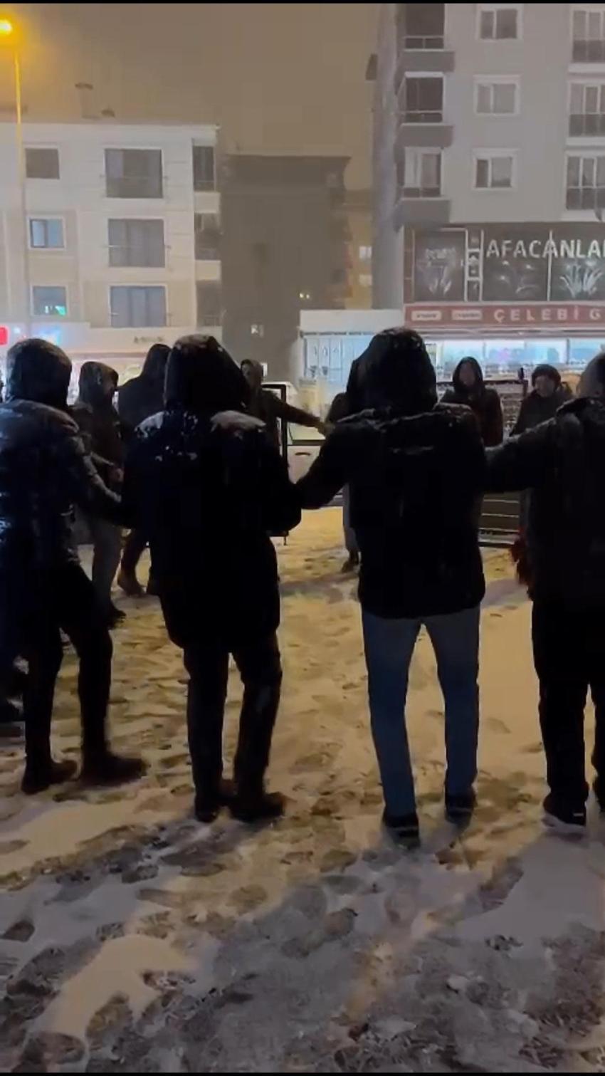 Ankara kar yağışına teslim oldu! Halay çekip kayak yaptılar