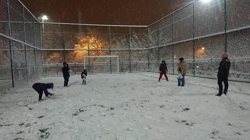 Ankara kar yağışına teslim oldu! Halay çekip kayak yaptılar