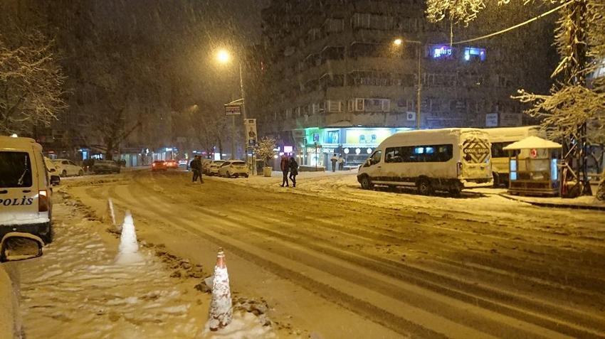 Ankara kar yağışına teslim oldu! Halay çekip kayak yaptılar