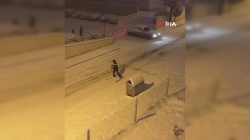 Ankara kar yağışına teslim oldu! Halay çekip kayak yaptılar