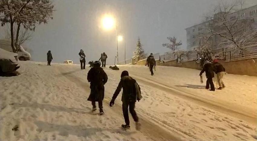 Ankara kar yağışına teslim oldu! Halay çekip kayak yaptılar