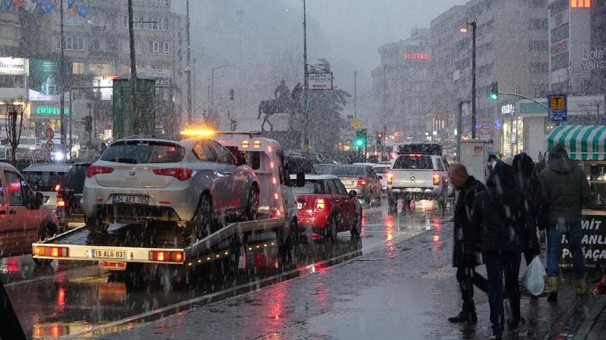 İstanbul'da kar alarmı! Kara kış geldi, yağış başladı! Meteoroloji'den 25 kent için sarı ve turuncu uyarı