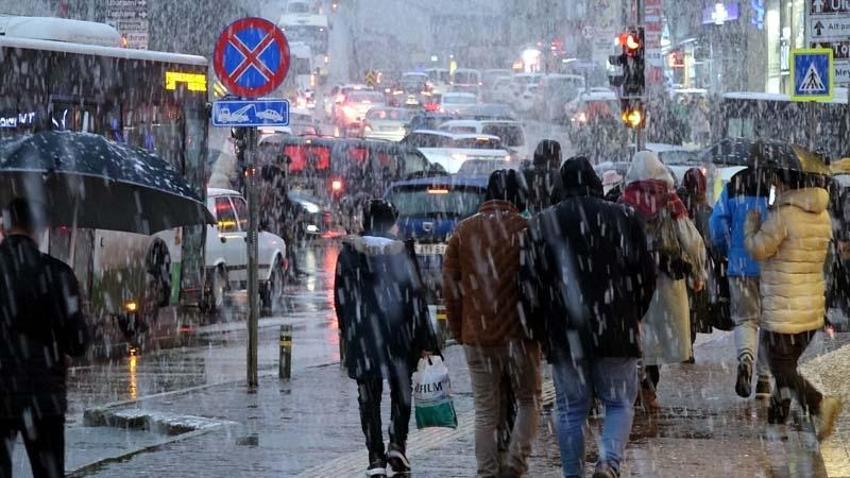 İstanbul'da yoğun kar yağışı! Meteoroloji’den peş peşe uyarılar geldi