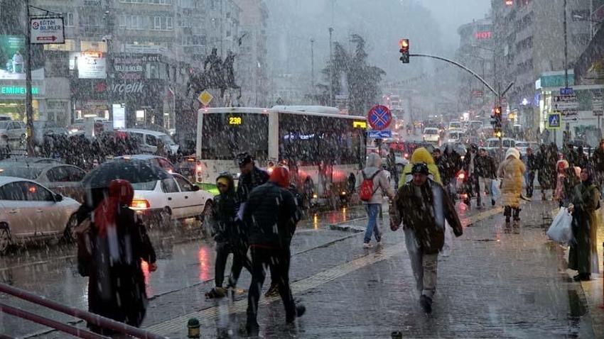 İstanbul'da yoğun kar yağışı! Meteoroloji’den peş peşe uyarılar geldi