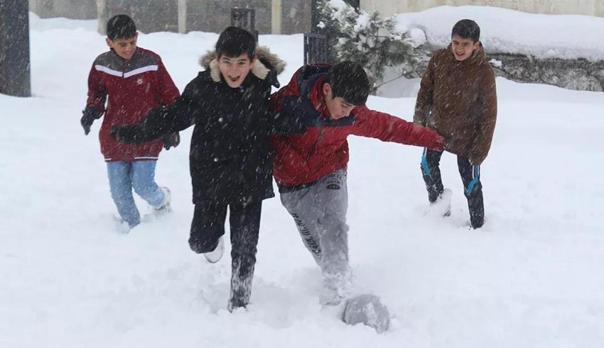 Yarın okullar tatil mi? İstanbul, Ankara, Bursa'da okullar tatil mi? 6 Şubat Valilik MEB kar tatili olan iller listesi