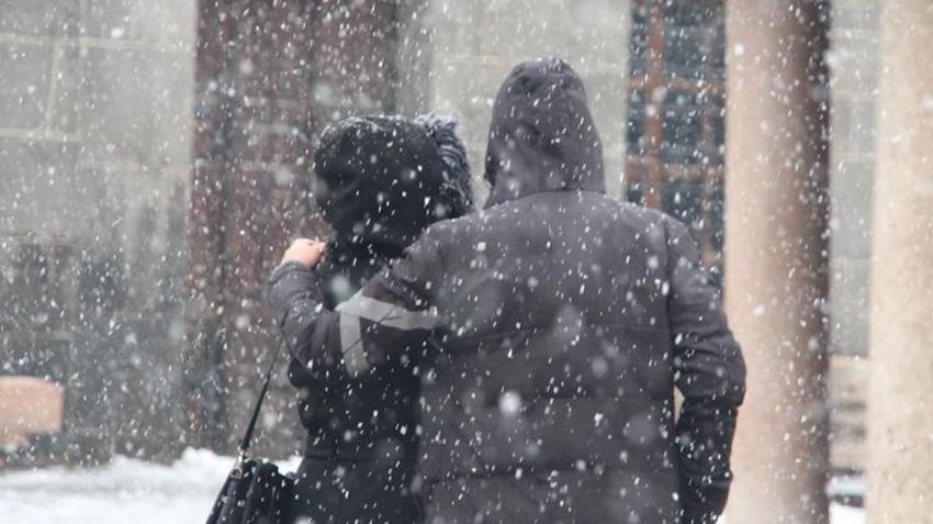 İstanbul'da yoğun kar yağışı! Meteoroloji’den peş peşe uyarılar geldi