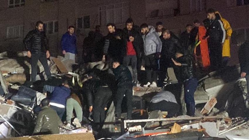Artçı deprem ne demek? Artçı depremler devam edecek mi? Artçı depremler kaç saat sürer, ne zaman biter? AFAD Elbistan merkezli 7,6 büyüklüğünde bir başka depremin meydana geldiğini duyurdu. Her ikisi de birbirinden bağımsız, birbirini tetikleyen depremler olarak açıklandı. Söz konusu deprem ardından Bağımsız deprem nedir? Artçı depremler devam edecek mi? Artçı depremler kaç saat sürer, ne zaman biter? Artçı deprem ne demek? 7.7 büyüklüğündeki depremin ardından Kahramanmaraş - Elbistan merkezli 7.4 büyüklüğünde bir deprem daha meydana geldi. Peki, Artçı depremler devam edecek mi? Artçı depremler kaç saat sürer, ne zaman biter? Artçı deprem ne demek? Artçı depremler devam edecek mi, ne zaman biter? AFAD Deprem Risk Azaltma Genel Müdürü Orhan Tatar, “Elbistan merkezli 7,6 büyüklüğünde bir başka deprem meydana geldi. Her ikisi de birbirinden bağımsız, birbirini tetikleyen depremler. (Kahramanmaraş) Bölgede ciddi bir deprem aktivitesi var. 6,5- 6,7 büyüklüklere kadar artçı sarsıntılar devam edecektir. Vatandaşlarımızdan hasarlı binalardan uzak durmalarını ve toplanma alanlarında bulunmalarını istiyoruz” açıklamasında bulundu. KARADENİZ Teknik Üniversitesi (KTÜ) eski öğretim üyesi Jeoloji Mühendisi Prof. Dr. Osman Bektaş, "Bu deprem yüzeyde yıkıcılığa sebebiyet verdiği gibi yer altında da enerji dağılımına sebebiyet verecek ve çevre illerdeki fayları da tetikleyecek. Bu tetikleme bazı faylarda olabilecek olan depremi öne alacak ya da olabilecek olan depremi de erteleyecek" dedi. Artçı deprem ne demek? Artçı deprem, ana depremden sonra meydana gelen deprem. Artçı sarsıntılar, ana depremin hissedildiği merkezde gerçekleşir; ancak büyüklüğü daha düşüktür.