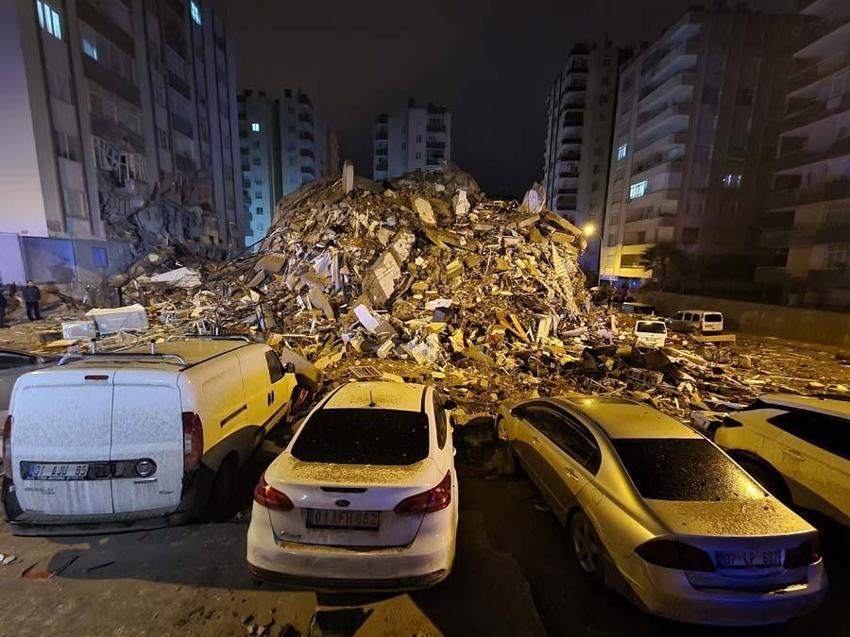 Artçı deprem ne demek? Artçı depremler devam edecek mi? Artçı depremler kaç saat sürer, ne zaman biter? AFAD Elbistan merkezli 7,6 büyüklüğünde bir başka depremin meydana geldiğini duyurdu. Her ikisi de birbirinden bağımsız, birbirini tetikleyen depremler olarak açıklandı. Söz konusu deprem ardından Bağımsız deprem nedir? Artçı depremler devam edecek mi? Artçı depremler kaç saat sürer, ne zaman biter? Artçı deprem ne demek? 7.7 büyüklüğündeki depremin ardından Kahramanmaraş - Elbistan merkezli 7.4 büyüklüğünde bir deprem daha meydana geldi. Peki, Artçı depremler devam edecek mi? Artçı depremler kaç saat sürer, ne zaman biter? Artçı deprem ne demek? Artçı depremler devam edecek mi, ne zaman biter? AFAD Deprem Risk Azaltma Genel Müdürü Orhan Tatar, “Elbistan merkezli 7,6 büyüklüğünde bir başka deprem meydana geldi. Her ikisi de birbirinden bağımsız, birbirini tetikleyen depremler. (Kahramanmaraş) Bölgede ciddi bir deprem aktivitesi var. 6,5- 6,7 büyüklüklere kadar artçı sarsıntılar devam edecektir. Vatandaşlarımızdan hasarlı binalardan uzak durmalarını ve toplanma alanlarında bulunmalarını istiyoruz” açıklamasında bulundu. KARADENİZ Teknik Üniversitesi (KTÜ) eski öğretim üyesi Jeoloji Mühendisi Prof. Dr. Osman Bektaş, "Bu deprem yüzeyde yıkıcılığa sebebiyet verdiği gibi yer altında da enerji dağılımına sebebiyet verecek ve çevre illerdeki fayları da tetikleyecek. Bu tetikleme bazı faylarda olabilecek olan depremi öne alacak ya da olabilecek olan depremi de erteleyecek" dedi. Artçı deprem ne demek? Artçı deprem, ana depremden sonra meydana gelen deprem. Artçı sarsıntılar, ana depremin hissedildiği merkezde gerçekleşir; ancak büyüklüğü daha düşüktür.