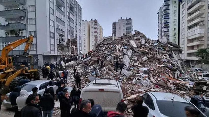 Artçı deprem ne demek? Artçı depremler devam edecek mi? Artçı depremler kaç saat sürer, ne zaman biter? AFAD Elbistan merkezli 7,6 büyüklüğünde bir başka depremin meydana geldiğini duyurdu. Her ikisi de birbirinden bağımsız, birbirini tetikleyen depremler olarak açıklandı. Söz konusu deprem ardından Bağımsız deprem nedir? Artçı depremler devam edecek mi? Artçı depremler kaç saat sürer, ne zaman biter? Artçı deprem ne demek? 7.7 büyüklüğündeki depremin ardından Kahramanmaraş - Elbistan merkezli 7.4 büyüklüğünde bir deprem daha meydana geldi. Peki, Artçı depremler devam edecek mi? Artçı depremler kaç saat sürer, ne zaman biter? Artçı deprem ne demek? Artçı depremler devam edecek mi, ne zaman biter? AFAD Deprem Risk Azaltma Genel Müdürü Orhan Tatar, “Elbistan merkezli 7,6 büyüklüğünde bir başka deprem meydana geldi. Her ikisi de birbirinden bağımsız, birbirini tetikleyen depremler. (Kahramanmaraş) Bölgede ciddi bir deprem aktivitesi var. 6,5- 6,7 büyüklüklere kadar artçı sarsıntılar devam edecektir. Vatandaşlarımızdan hasarlı binalardan uzak durmalarını ve toplanma alanlarında bulunmalarını istiyoruz” açıklamasında bulundu. KARADENİZ Teknik Üniversitesi (KTÜ) eski öğretim üyesi Jeoloji Mühendisi Prof. Dr. Osman Bektaş, "Bu deprem yüzeyde yıkıcılığa sebebiyet verdiği gibi yer altında da enerji dağılımına sebebiyet verecek ve çevre illerdeki fayları da tetikleyecek. Bu tetikleme bazı faylarda olabilecek olan depremi öne alacak ya da olabilecek olan depremi de erteleyecek" dedi. Artçı deprem ne demek? Artçı deprem, ana depremden sonra meydana gelen deprem. Artçı sarsıntılar, ana depremin hissedildiği merkezde gerçekleşir; ancak büyüklüğü daha düşüktür.