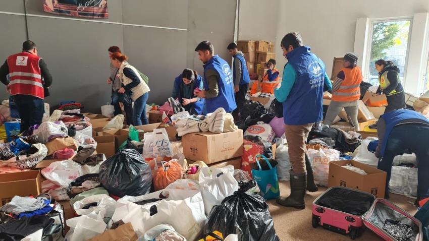 81 ilden deprem bölgesine yardım yağıyor! Türkiye tek yürek oldu