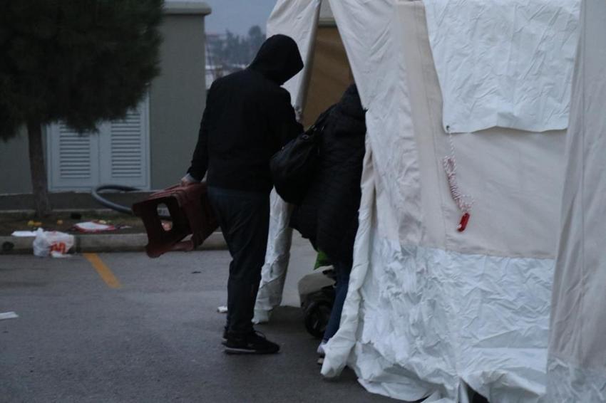 Yıkıcı depremin ardından hemen reaksiyon alındı! Depremzedeler çadırlara yerleşmeye başladı