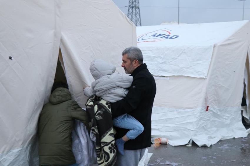 Yıkıcı depremin ardından hemen reaksiyon alındı! Depremzedeler çadırlara yerleşmeye başladı
