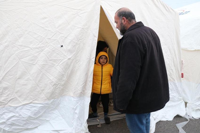 Yıkıcı depremin ardından hemen reaksiyon alındı! Depremzedeler çadırlara yerleşmeye başladı