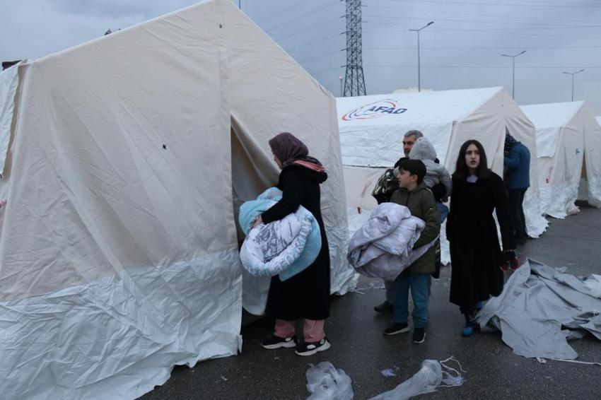 Yıkıcı depremin ardından hemen reaksiyon alındı! Depremzedeler çadırlara yerleşmeye başladı