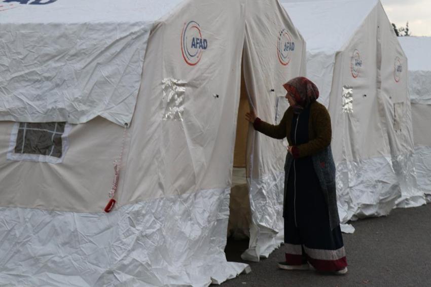 Yıkıcı depremin ardından hemen reaksiyon alındı! Depremzedeler çadırlara yerleşmeye başladı