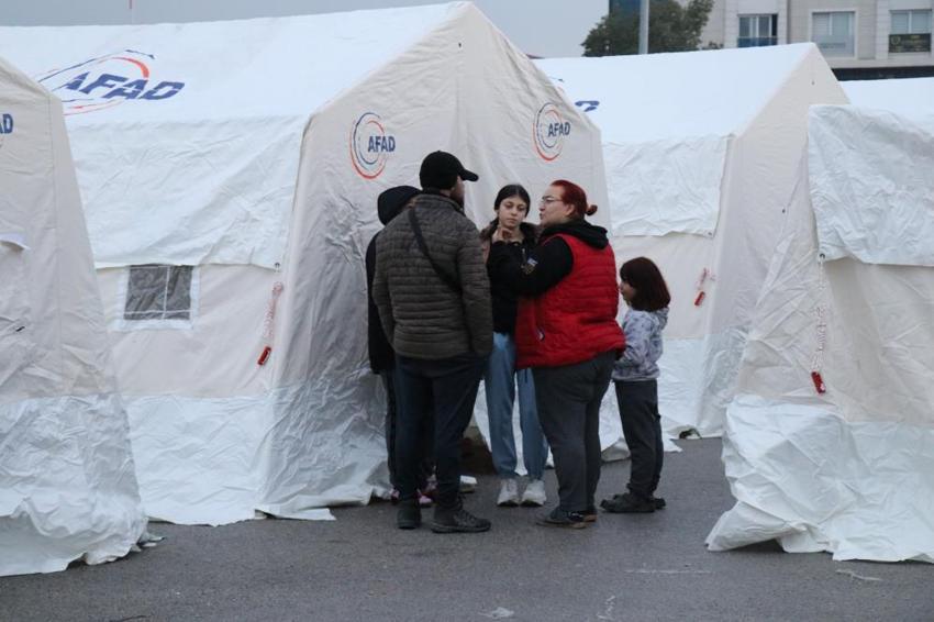 Yıkıcı depremin ardından hemen reaksiyon alındı! Depremzedeler çadırlara yerleşmeye başladı
