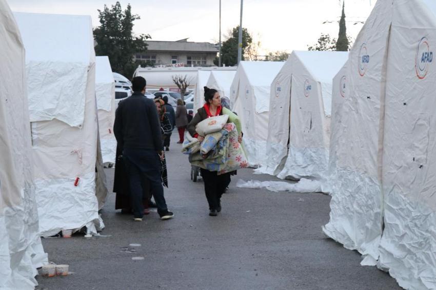 Yıkıcı depremin ardından hemen reaksiyon alındı! Depremzedeler çadırlara yerleşmeye başladı