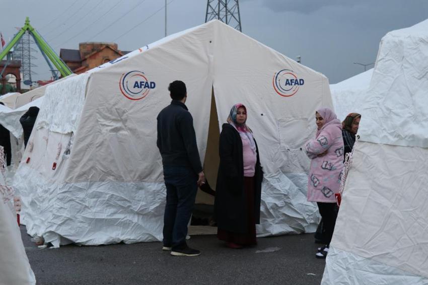 Yıkıcı depremin ardından hemen reaksiyon alındı! Depremzedeler çadırlara yerleşmeye başladı