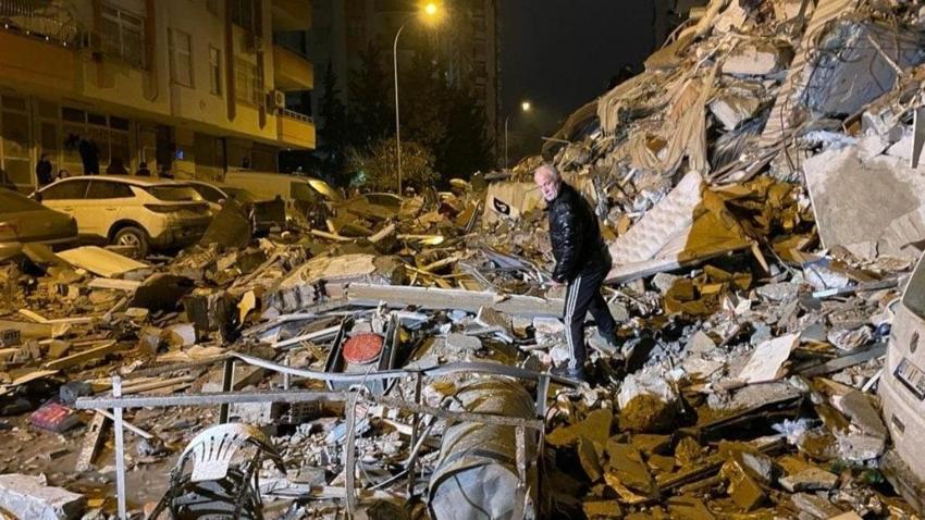 Depremde yıkılan binaları devlet karşılıyor mu? Evi yıkılanlara ev verilecek mi? Depremde devlet desteği başvurusu nasıl yapılır?