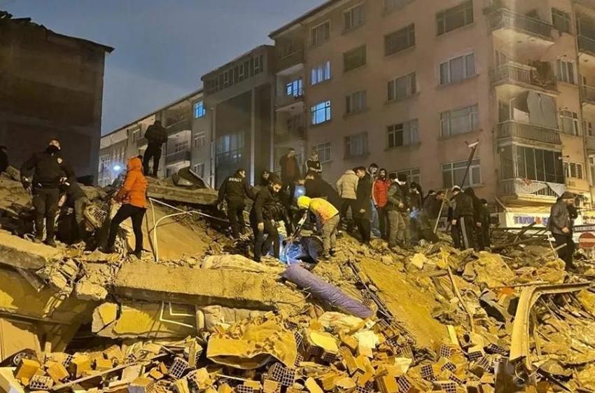 Depremde yıkılan binaları devlet karşılıyor mu? Evi yıkılanlara ev verilecek mi? Depremde devlet desteği başvurusu nasıl yapılır?