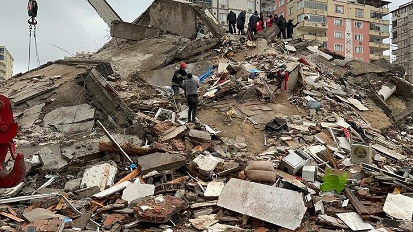 Enkaz altında kalanlar sosyal medya ile yerlerini bildirdi