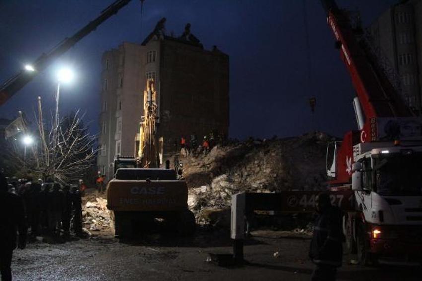 Enkaz altında kalanlar sosyal medya ile yerlerini bildirdi
