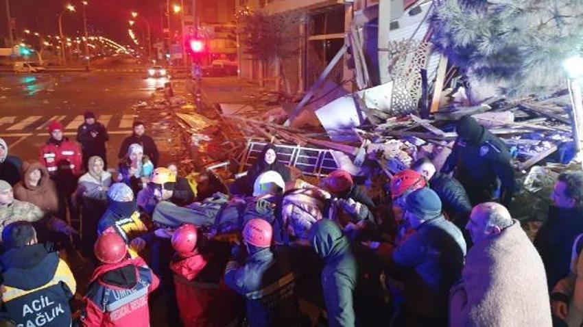 Enkaz altında kalanlar sosyal medya ile yerlerini bildirdi