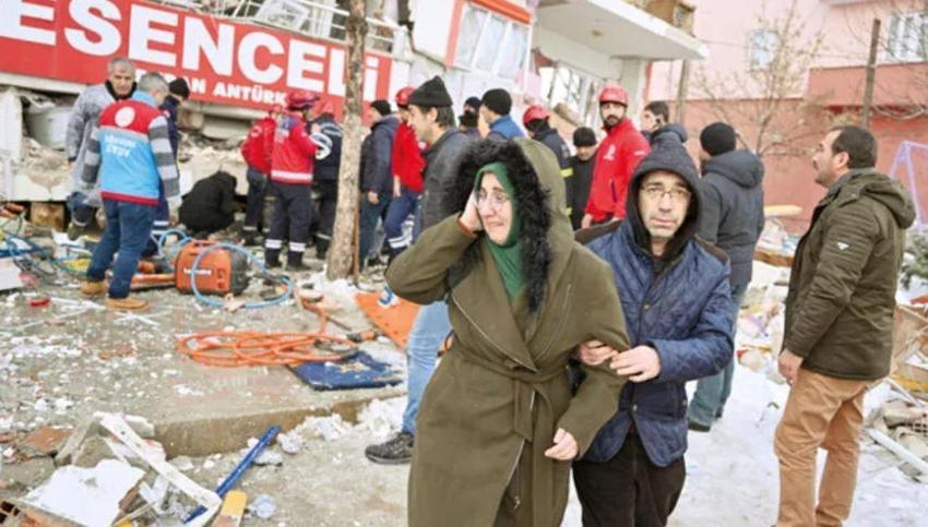 Enkaz altında kalanlar sosyal medya ile yerlerini bildirdi