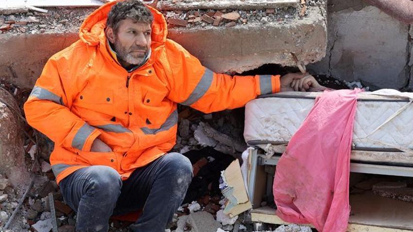 Dünya bu kare karşısında gözyaşlarını tutamadı! Acı dolu bekleyiş