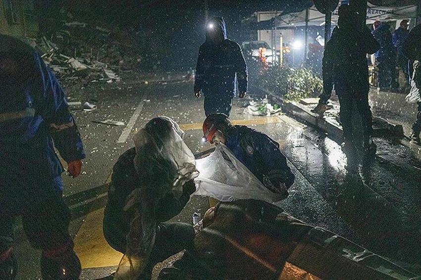 Dünya bu kare karşısında gözyaşlarını tutamadı! Acı dolu bekleyiş