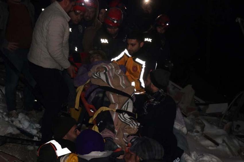 Deprem sonrası dünya Türkiye için seferber oldu! Özel ekipler çalışmalara başladı