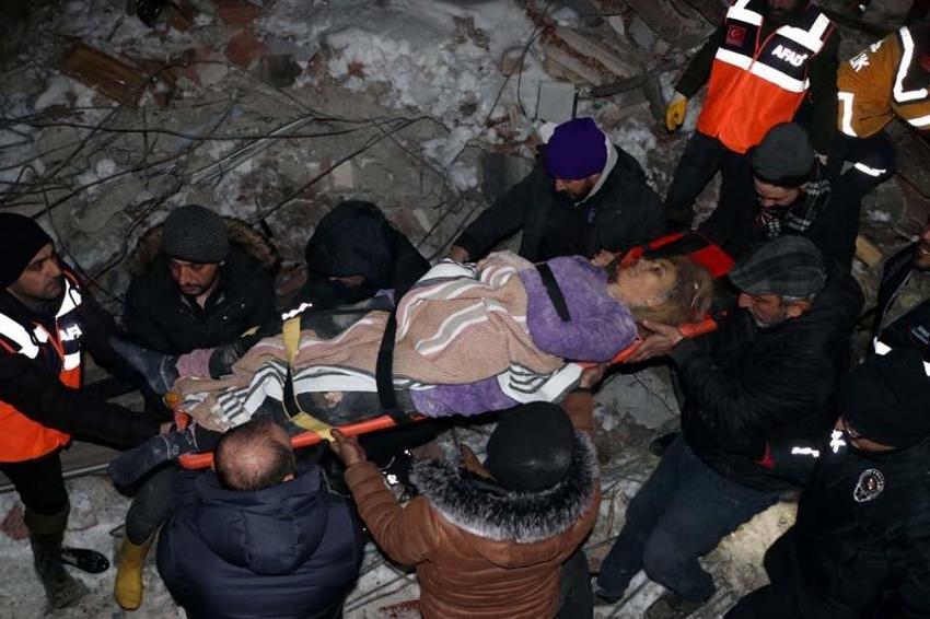 Deprem sonrası dünya Türkiye için seferber oldu! Özel ekipler çalışmalara başladı