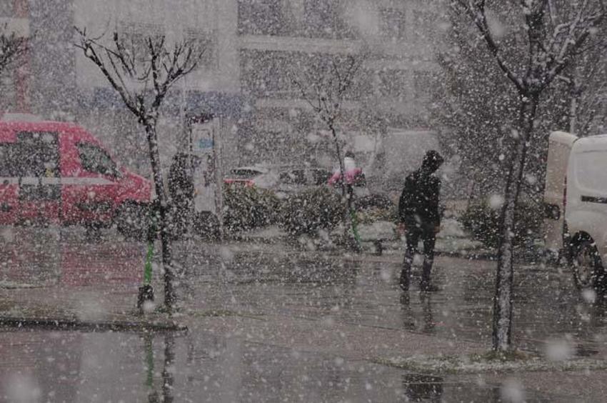 Şiddetli kar yağışı ve kar sağanakları başladı! Meteoroloji'den son dakika uyarısı, devam edecek