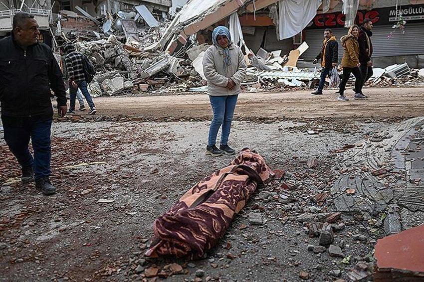 Deprem felaketinin boyutlarını uydu fotoğrafları gözler önüne serdi