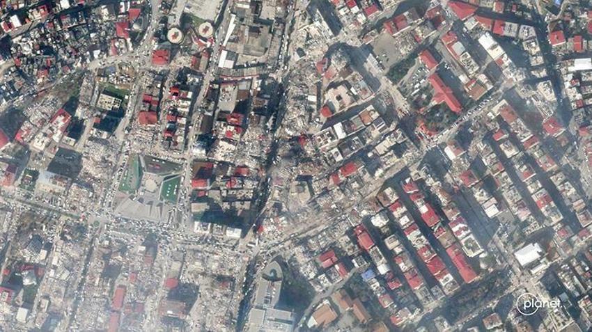 Deprem felaketinin boyutlarını uydu fotoğrafları gözler önüne serdi