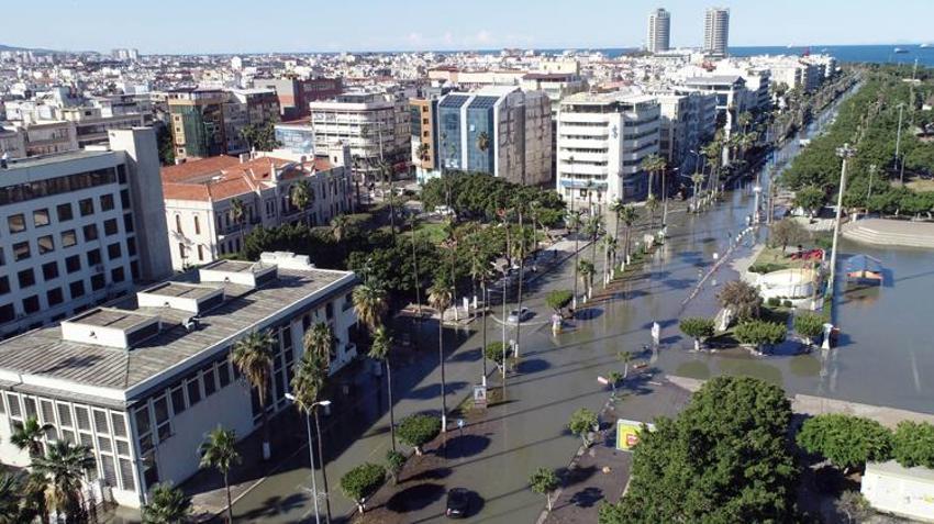 Deprem sonrası deniz taştı, şehri su bastı! Evler boşaltıldı