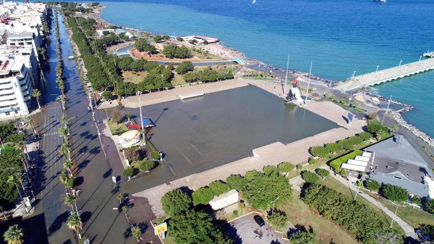 Deprem sonrası deniz taştı, şehri su bastı! Evler boşaltıldı
