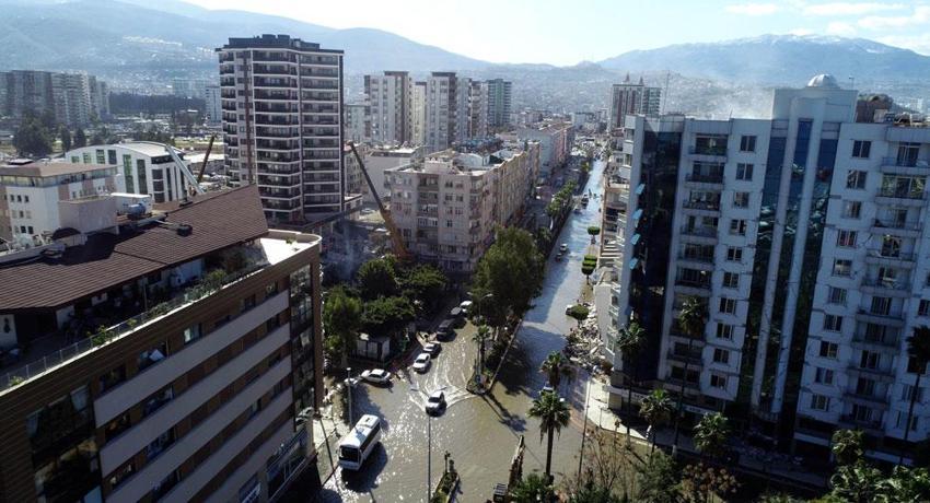 Deprem sonrası deniz taştı, şehri su bastı! Evler boşaltıldı