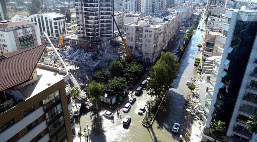Deprem sonrası deniz taştı, şehri su bastı! Evler boşaltıldı