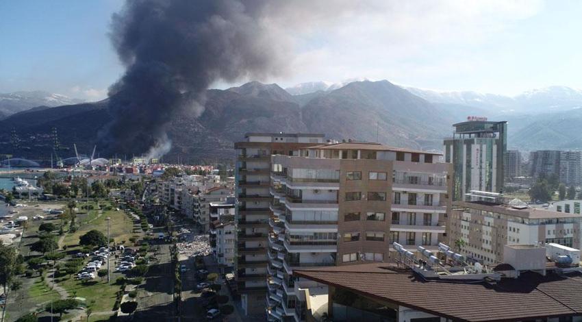 Deprem sonrası deniz taştı, şehri su bastı! Evler boşaltıldı